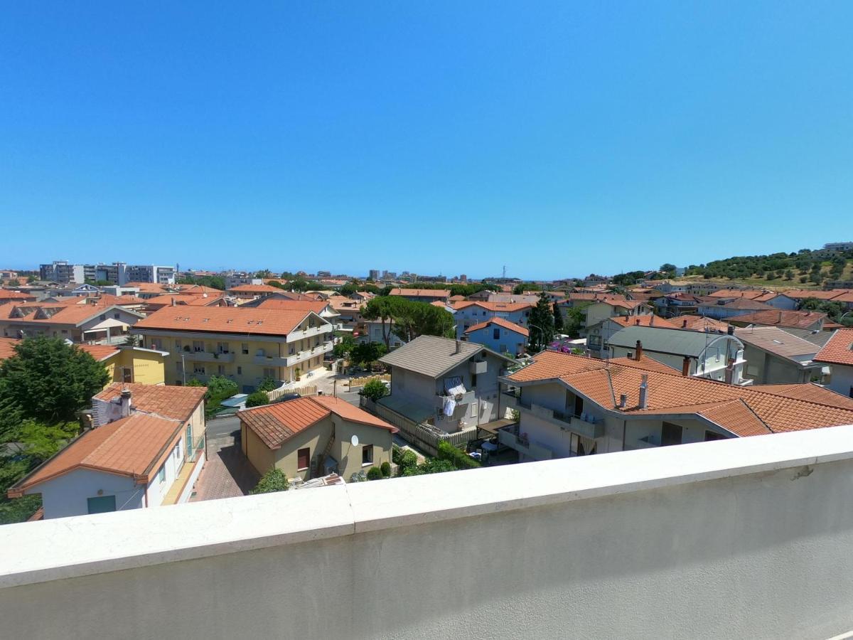Attico Petfriendly Con Terrazzo, Via Del Borgo Apartment Montesilvano Ngoại thất bức ảnh
